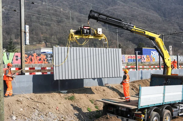 Travailleurs lors de l'installation de barrières antibruit sur le chemin de fer — Photo