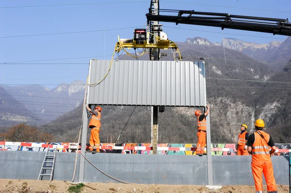 Lavoratori durante l'installazione di barriere acustiche sulla ferrovia — Foto Stock