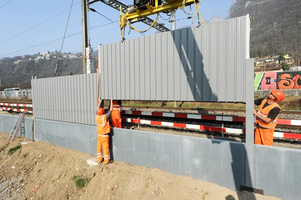 安装过程中的隔音屏障在铁路上的工人 — 图库照片