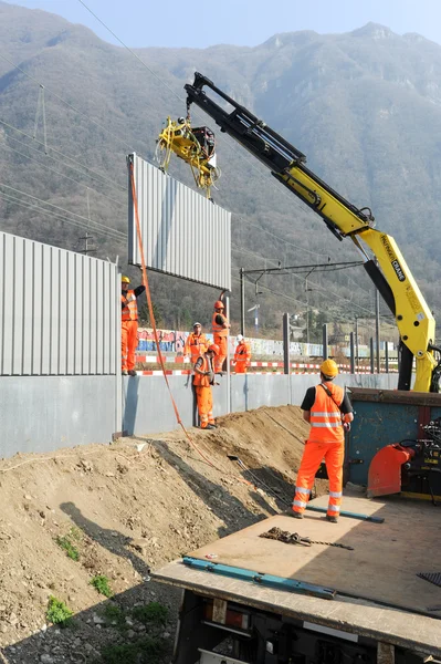 Trabajadores durante la instalación de barreras acústicas en el ferrocarril — Foto de Stock