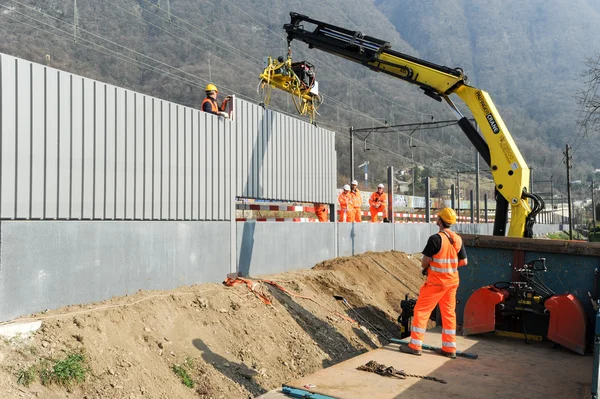 Робітників під час інсталяції шумові бар'єри на залізниці — стокове фото