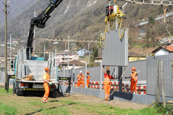 Travailleurs lors de l'installation de barrières antibruit sur le chemin de fer — Photo