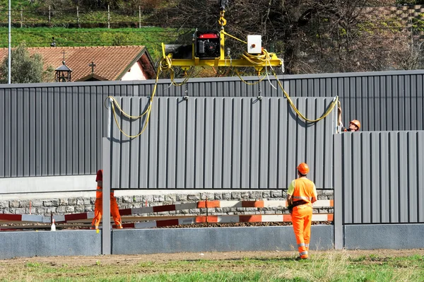Workers during the installation of noise barriers on the railway — Stock Photo, Image
