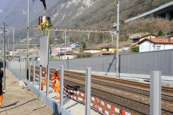 Travailleurs lors de l'installation de barrières antibruit sur le chemin de fer — Photo