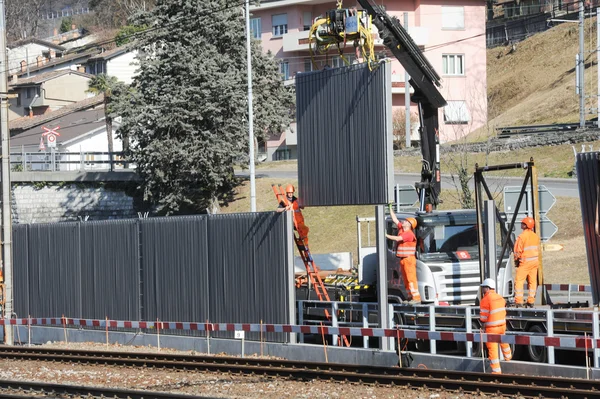 Travailleurs lors de l'installation de barrières antibruit sur le chemin de fer — Photo