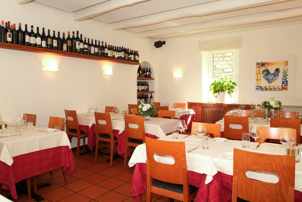 Interior de um restaurante em estilo italiano — Fotografia de Stock