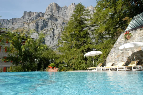 Luxourios nuoto di un hotel a Leukerbad — Foto Stock