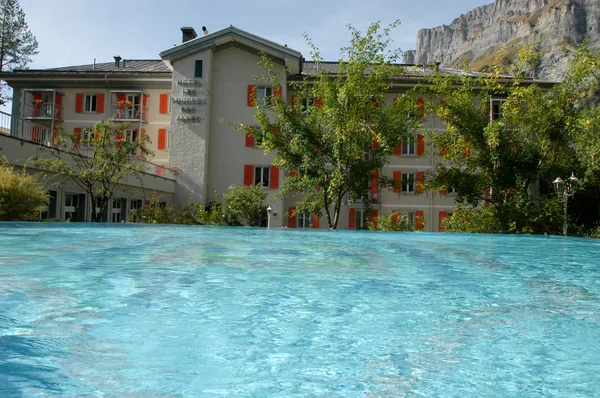 Luxourios zwemmen voor een hotel in Leukerbad — Stockfoto