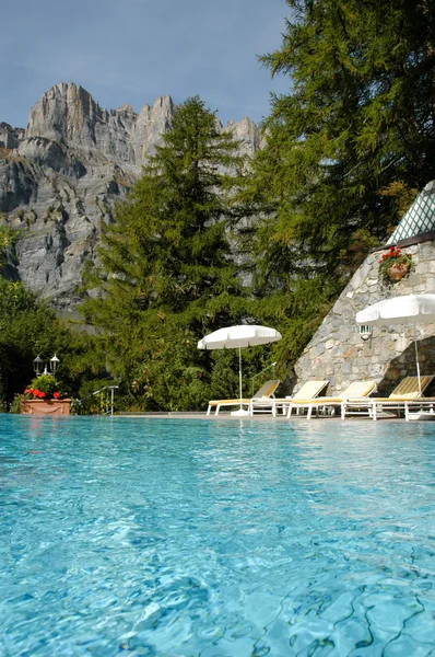 Luxourios swimming of a hotel at Leukerbad — Stock Photo, Image