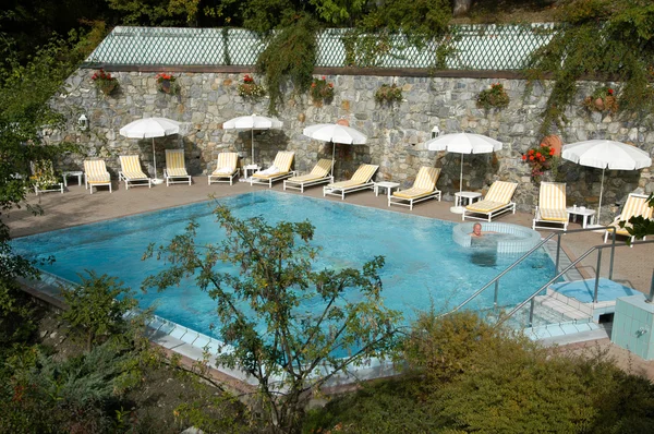 Lujo nadando de un hotel en Leukerbad — Foto de Stock