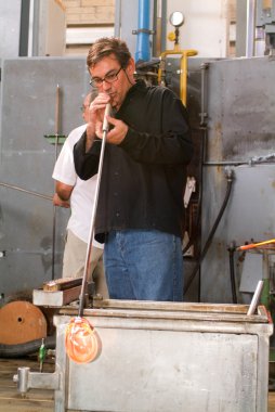 Cam işleme sırasında işçilerin