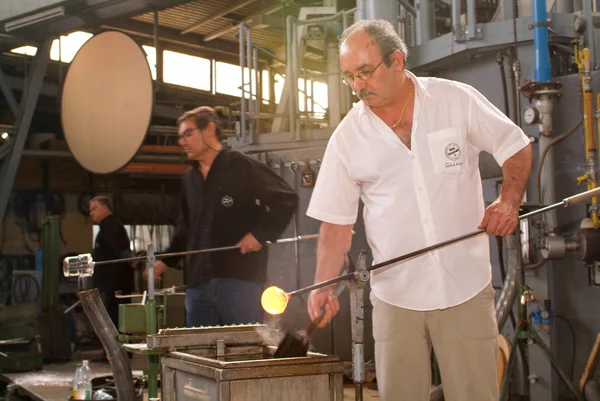 Lavoratori durante la lavorazione del vetro — Foto Stock