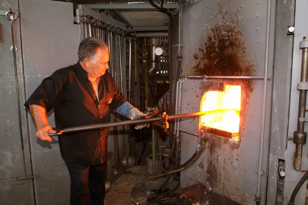 Trabalhador durante o processamento de vidro — Fotografia de Stock