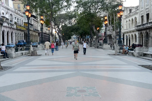 Mensen lopen op de beroemde straat van Paseo del Prado — Stockfoto