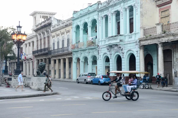 Menschen auf der berühmten Straße Paseo del Prado — Stockfoto