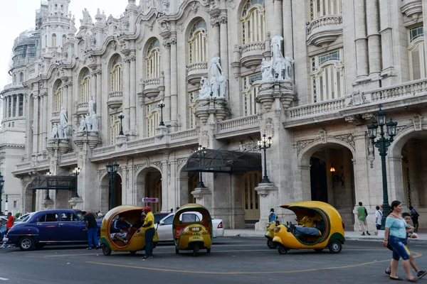 Gente caminando frente al Palacio Gallego — Foto de Stock