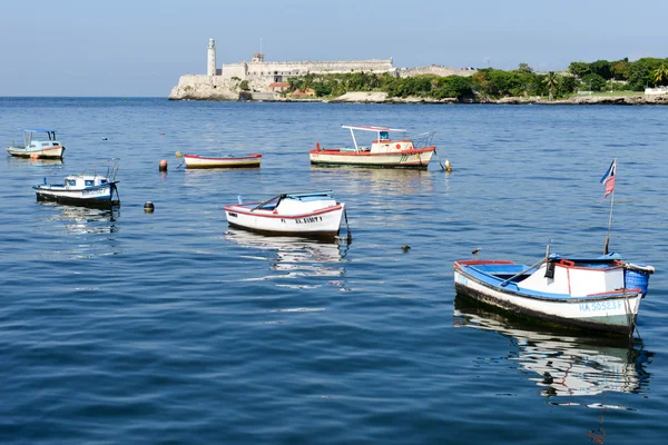 Barche da pesca nella baia dell'Avana con El Morro — Foto Stock