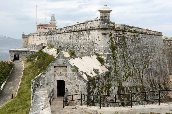 El Morro linnoitus Havannan kaupungin taustalla — kuvapankkivalokuva