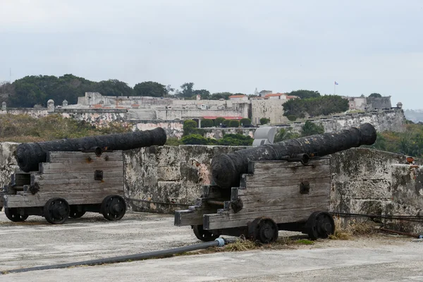 Гармати Ель Morro фортеця в гавані — стокове фото