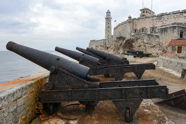 Гармати Ель Morro фортеця в гавані — стокове фото