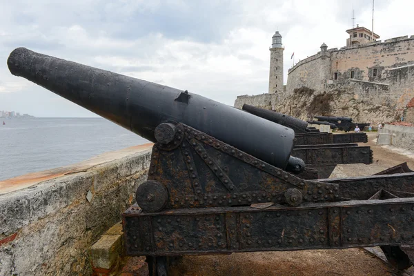 Гармати Ель Morro фортеця в гавані — стокове фото