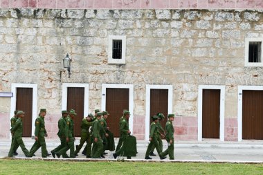 La Cabana Kalesi Havana, yürüyüş askerler 
