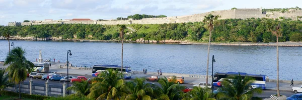 Бей гавані з у фоновому режимі La Cabana фортеця — стокове фото