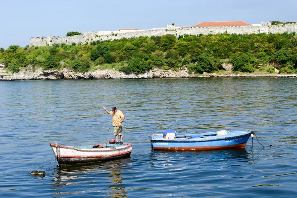 Рибалка на його човні в бухті Гавана — стокове фото