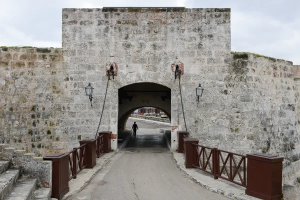 La puerta de entrada de la fortaleza de La Cabana en La Habana — Foto de Stock