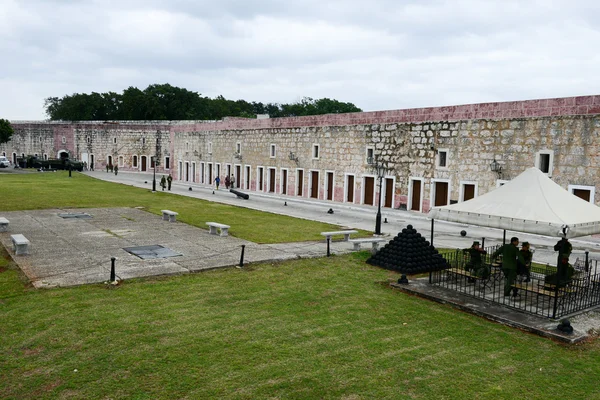 Soldados caminando en la fortaleza de La Cabana en La Habana — Foto de Stock