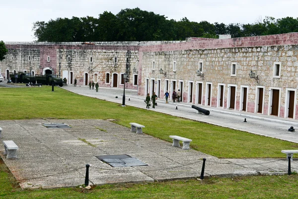 Soldiers walking in La Cabana fortress at Havana — Stock Photo, Image