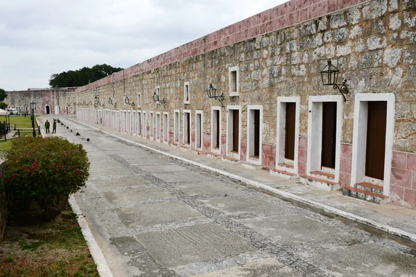 Soldiers walking in La Cabana fortress at Havana — Stock Photo, Image