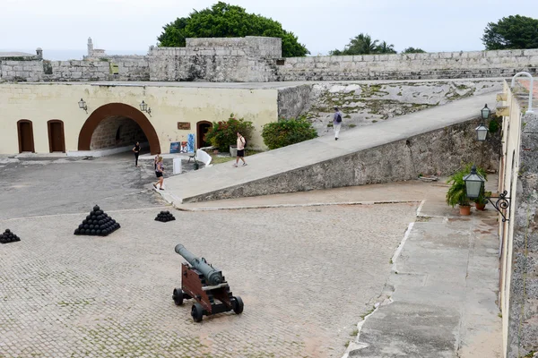 People visiting on walking the La Cabana fortress at Havana — Stock Photo, Image