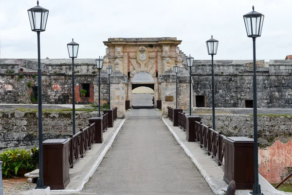 ハバナのラ カバナ要塞の入り口のドア — ストック写真
