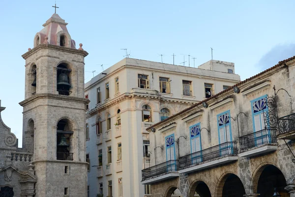 Arquitetura colonial na Plaza de la Catedral em Havana Velha — Fotografia de Stock