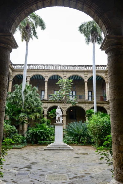 Patio koloniálního domu na náměstí Plaza de Armas ve staré Havaně — Stock fotografie