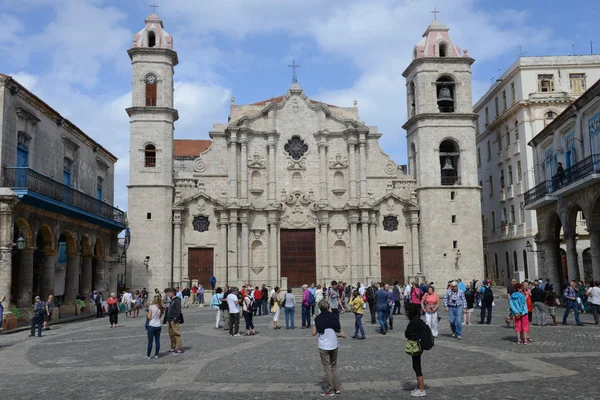 Собор Сан-Кристобаль на площади Plaza de la Catedral в Гаване — стоковое фото