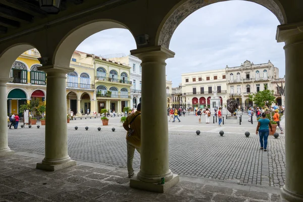 Plaza Vieja onun birçok yakın zamanda restore sömürge binaları ile — Stok fotoğraf