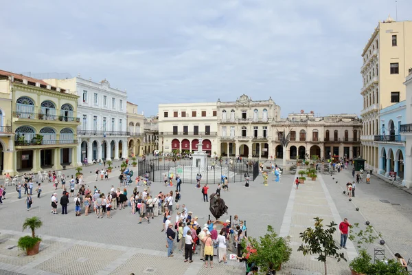 Plaza Vieja met zijn vele onlangs gerestaureerde koloniale gebouwen — Stockfoto