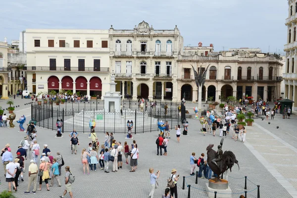 Plaza Vieja onun birçok yakın zamanda restore sömürge binaları ile — Stok fotoğraf