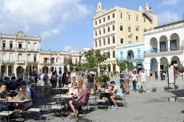 Plaza Vieja met zijn vele onlangs gerestaureerde koloniale gebouwen — Stockfoto