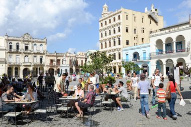 Plaza Vieja onun birçok yakın zamanda restore sömürge binaları ile
