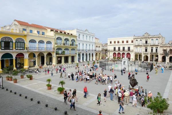 Plaza Vieja met zijn vele onlangs gerestaureerde koloniale gebouwen — Stockfoto