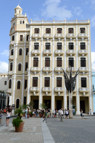 Menschen, die auf der beliebten Plaza Vieja spazieren — Stockfoto