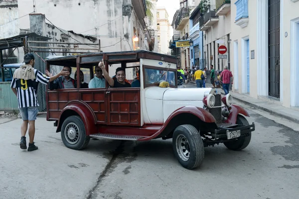 Personnes à bord d'un taxi oldtimer — Photo