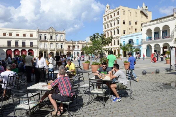 Plaza Vieja with its many recently restored colonial buildings — Stock Photo, Image