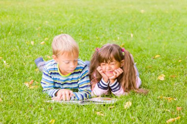 Çocuk parkında okuma