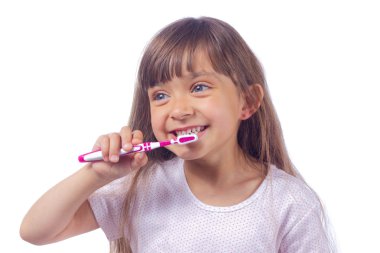 Kız dişlerini fırçalıyor.