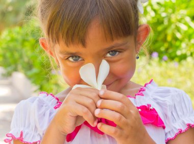 Kız çiçek kokuyor