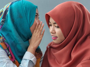 İki arkadaş fısıldayan